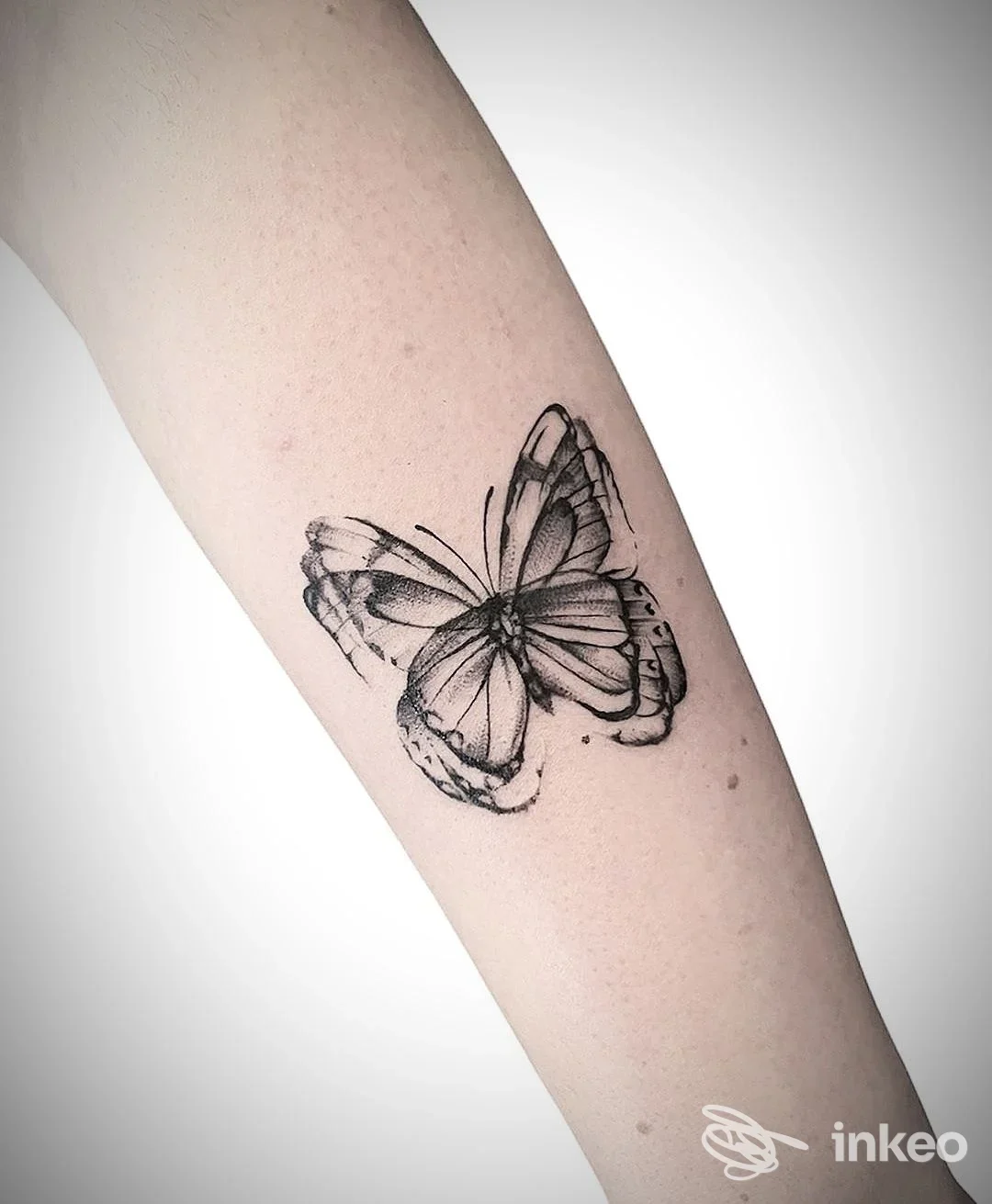 Tattoo realistico di una farfalla nera su avambraccio, realizzato presso Il Circo Nero Tattoo a Milano.