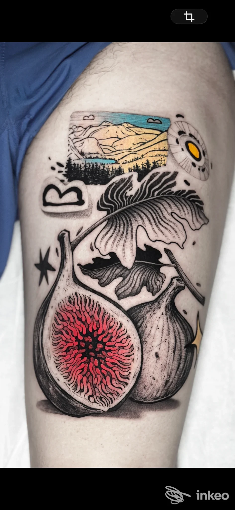 Tattoo su pelle visibile: motivo floreale grande con elementi di paesaggio e decorazioni nere, su braccio/ingresso superiore della gamba, realizzato con linee nette e colori. Studio Polifamous Tattoo Atelier.