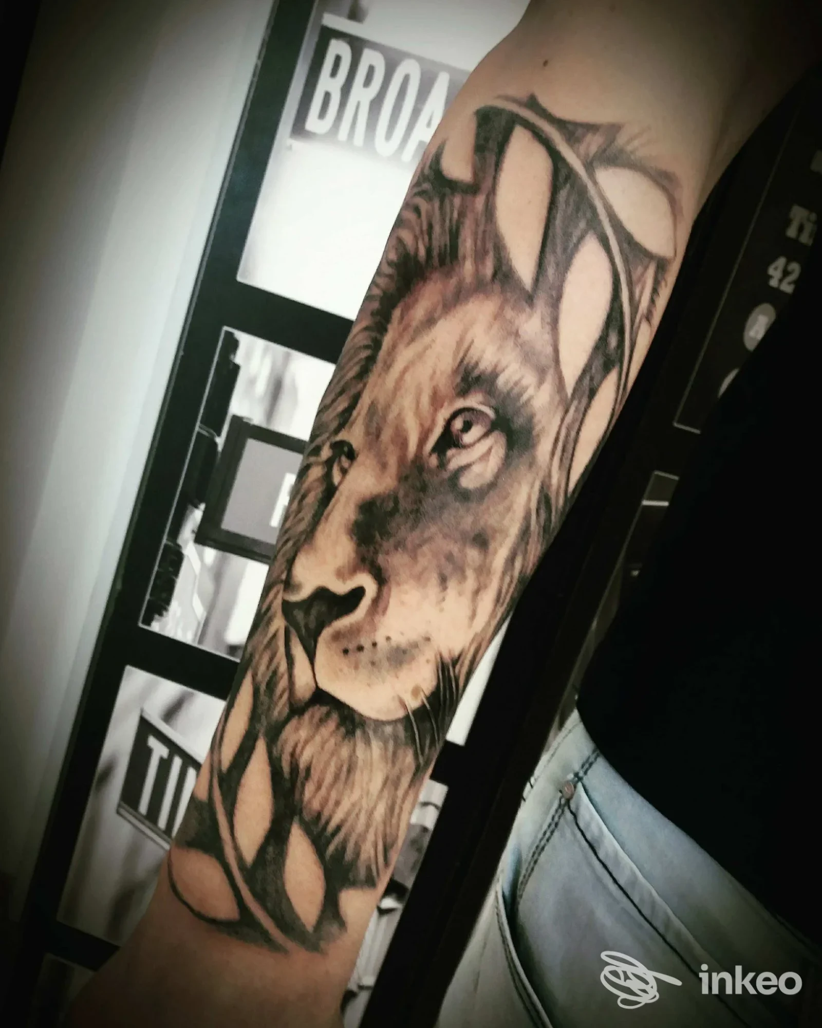 Tattoo sul braccio raffigurante un leone con elementi geometrici, realizzato dal studio ART impressioni sulla pelle.