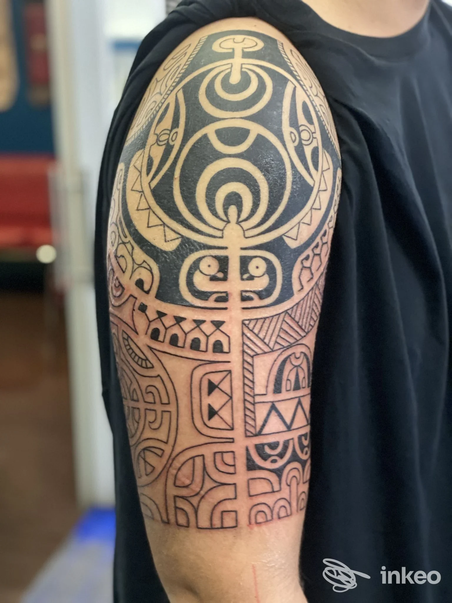 Tattoo sul braccio di stile tribale su pelle chiara, realizzato da Funky Corner Tattoo.
