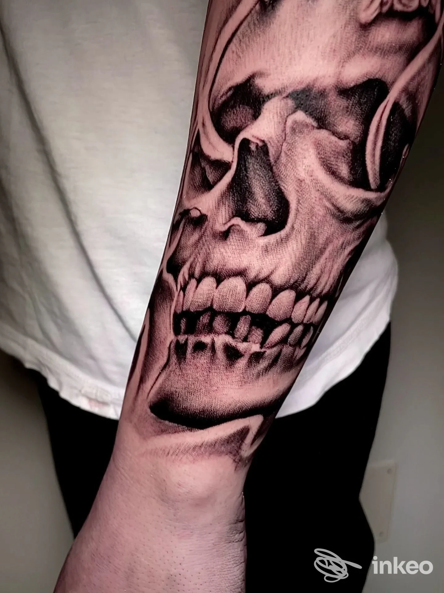 Tatuaggio realistico in bianco e nero di un cranio/skull sull’avambraccio, con dettagli e ombreggiature accurate.