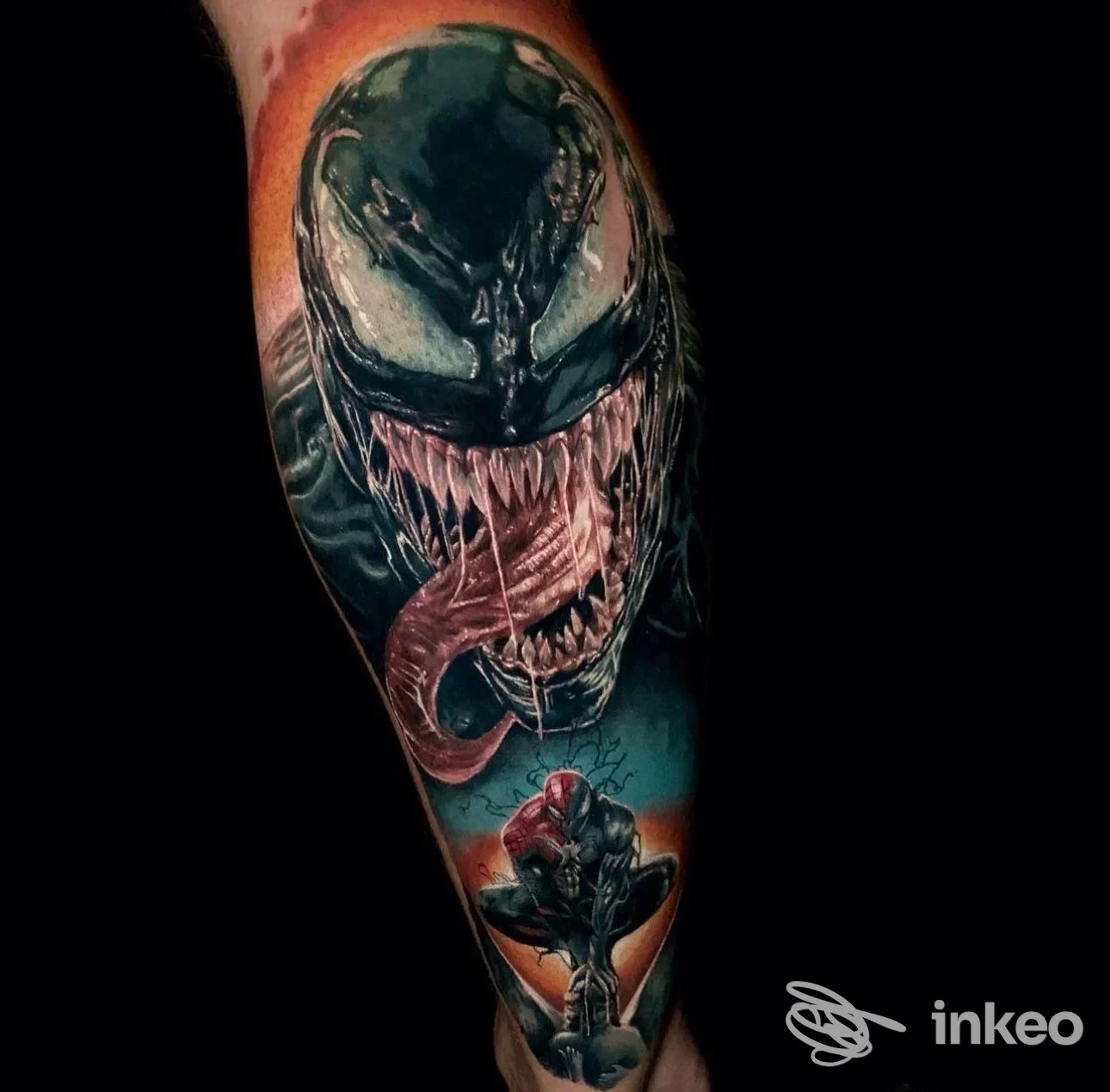 Tattoo realistico sull'avambraccio raffigurante un mostro simile a Venom, colori scuri e dettagli vividi, realizzato da Pumpkink Tattoo.