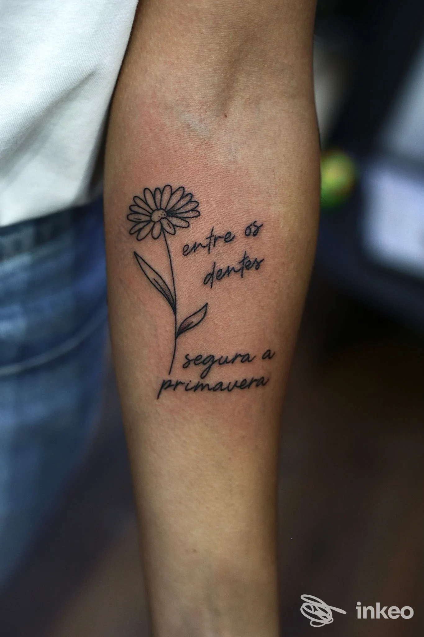 Tattoo sull'avambraccio raffigurante un fiore con testo calligrafico, realizzato da Mr Mike Studios a Canzo.