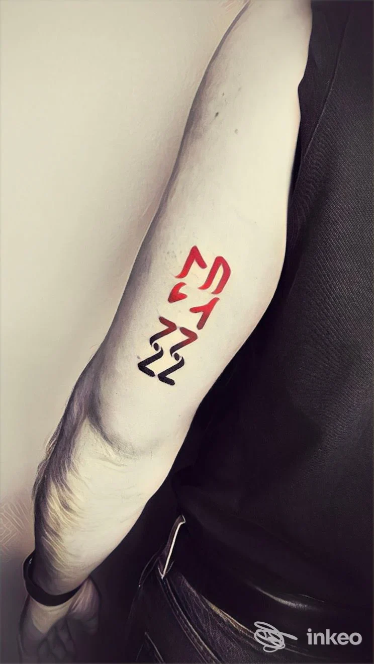 Avanti-braccio sinistro con tatuaggio stilizzato rosso e nero su pelle chiara, visibile solo braccio senza volto. Studio COR MEUM Tattoo, Gavirate.