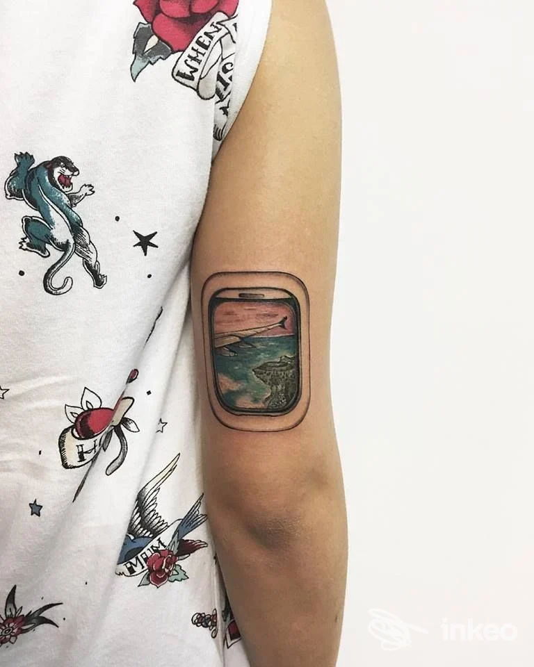 Tattoo paesaggistico rettangolare incorniciato sul braccio, pezza visibile senza volto, studio Inkers Tattoo Studio, città non specificata.