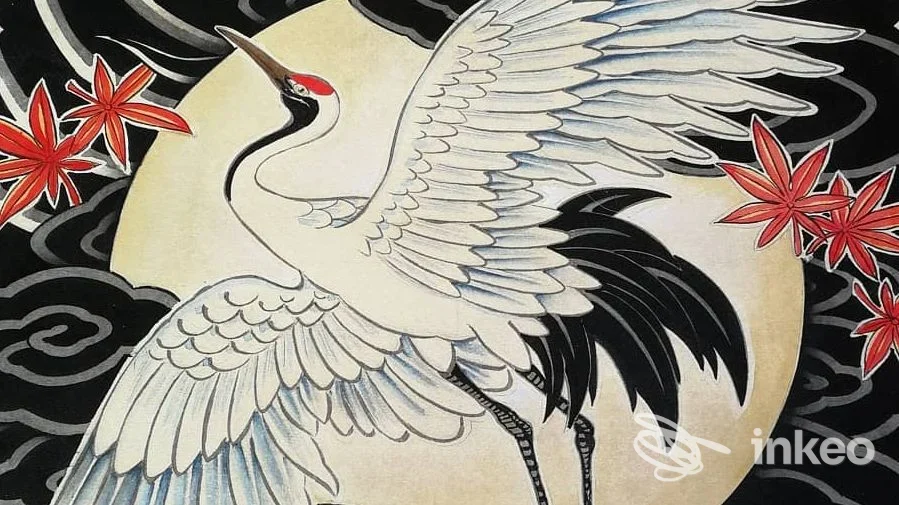 Tatuaggio raffigurante una gru bianca con luna gialla sullo sfondo, realizzato da Baldo Tattoo a Varese.
