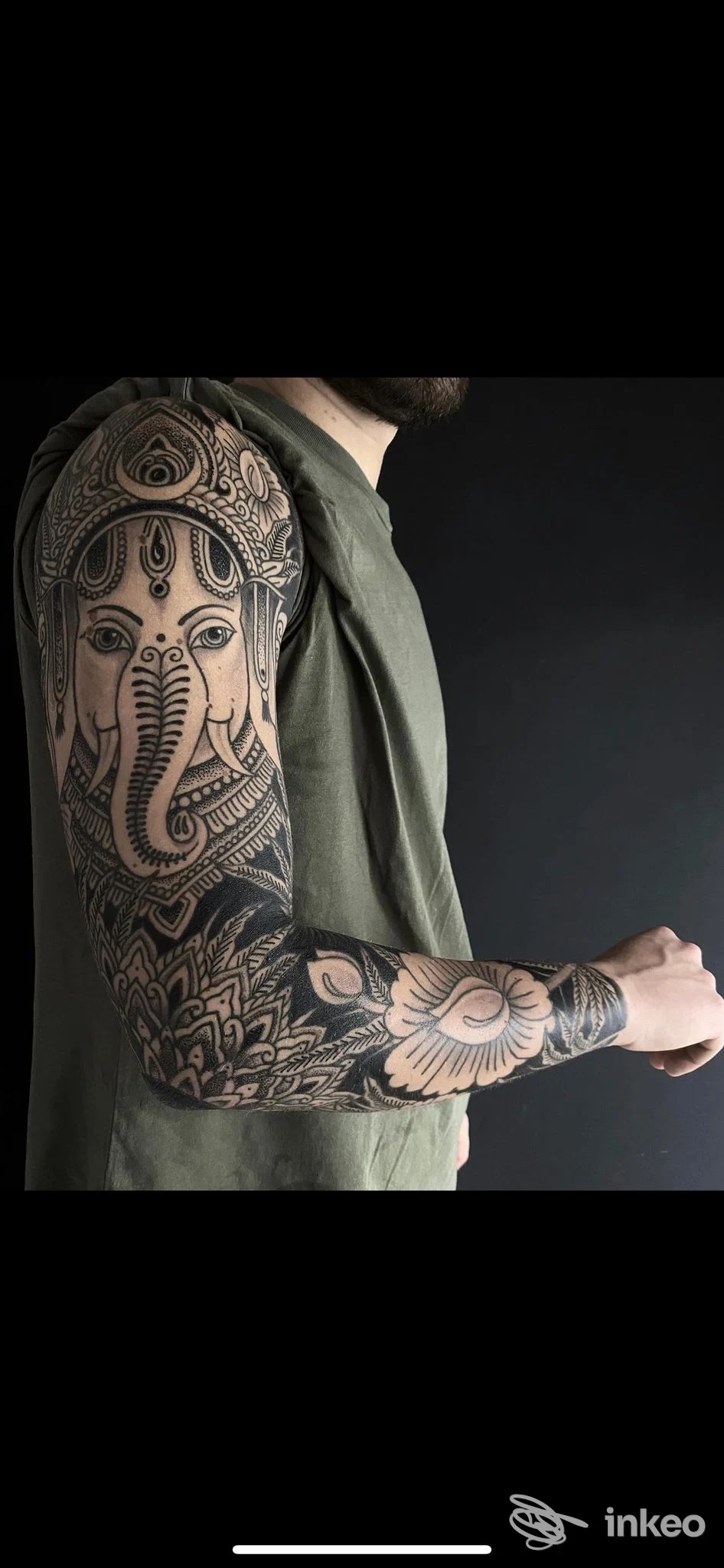 Tatuaggio su avambraccio sinistro in stile ornamentale con figura di elefante, eseguito su pelle reale; sfondo scuro.