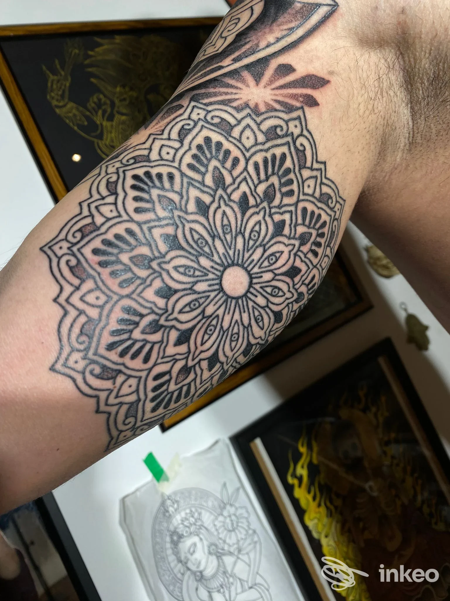 Tattoo sul braccio con mandala nero eseguito sulla pelle, realizzato presso Mudra Tattoo Artisan Gallery.