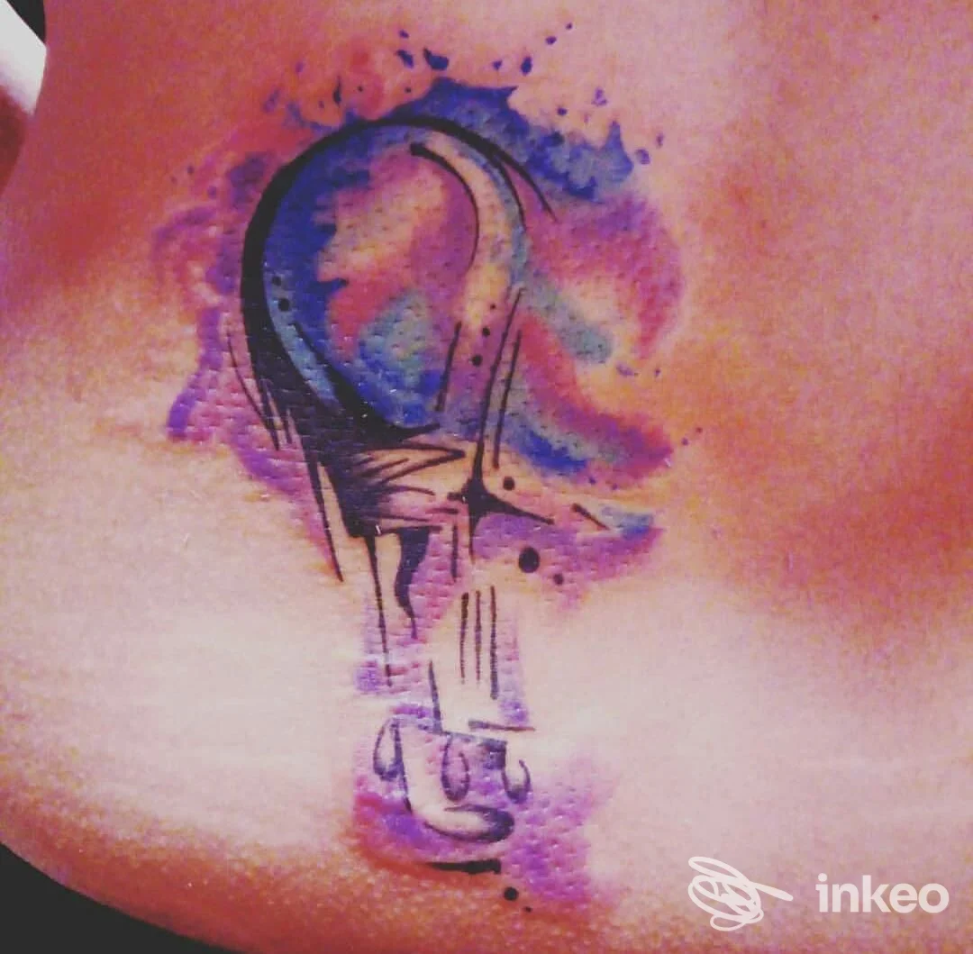 Tattoo colorato stilizzato sulla nuca, con sfumature blu e viola, raffigurante un disegno su pelle reale.