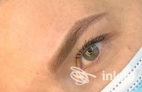 Sopracciglia pigmentate in trucco permanente visibili su una parte del volto, vicino all'occhio sinistro, con mascherina chirurgica visibile; studio Beauty Harmony, Trescore Balneario.