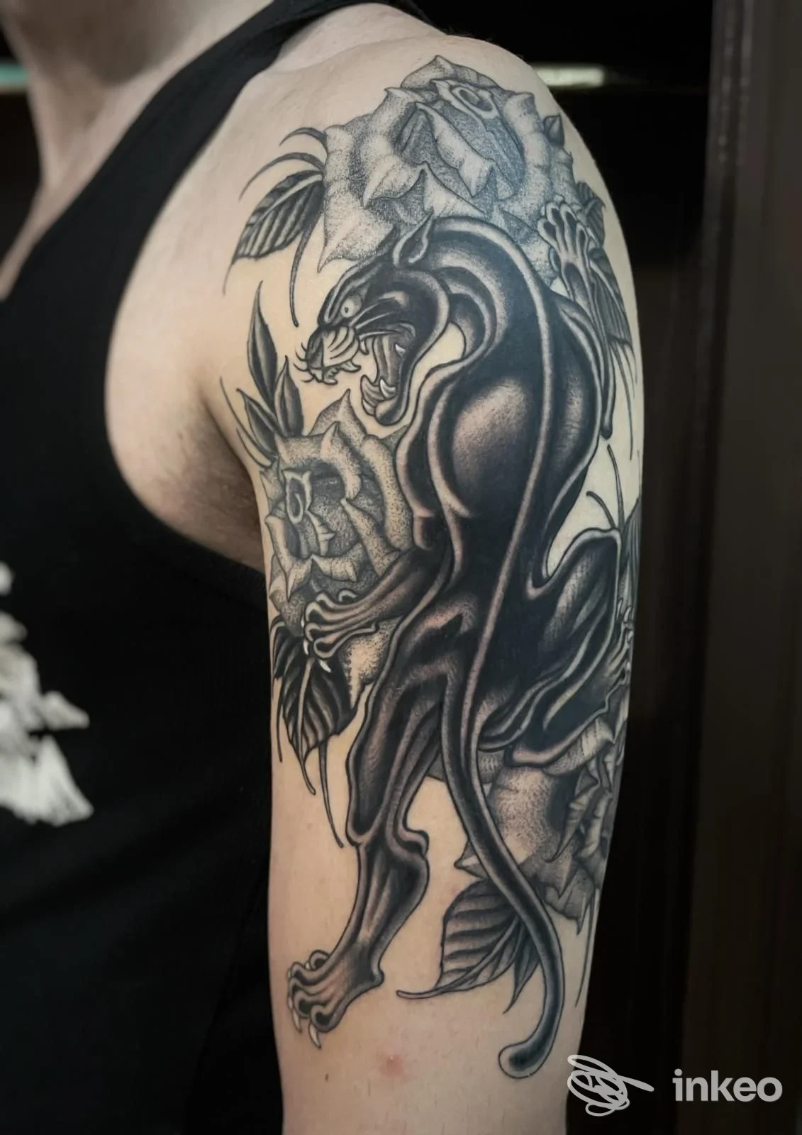 Tattoo su braccio raffigurante una pantera e fiori, realizzata sulla pelle del destinatario, visibile in primo piano senza volto intero. Studio Classic One Tattoo.