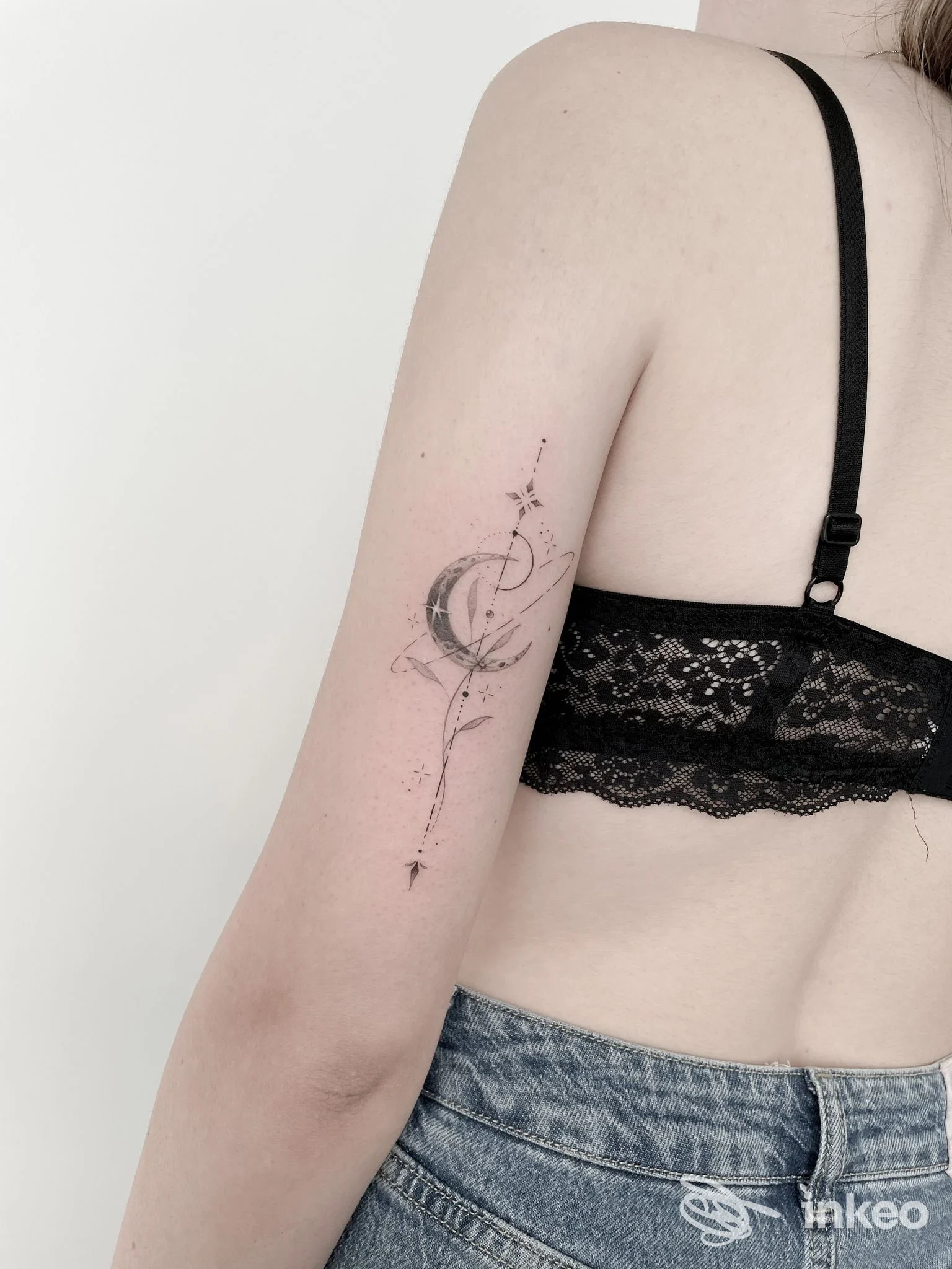 Tattoo visibile sull'avambraccio sinistro: disegno astrale in bianco e nero con luna e dettagli decorativi, eseguito sulla pelle reale, presso The Serpent Tattoo Studio.