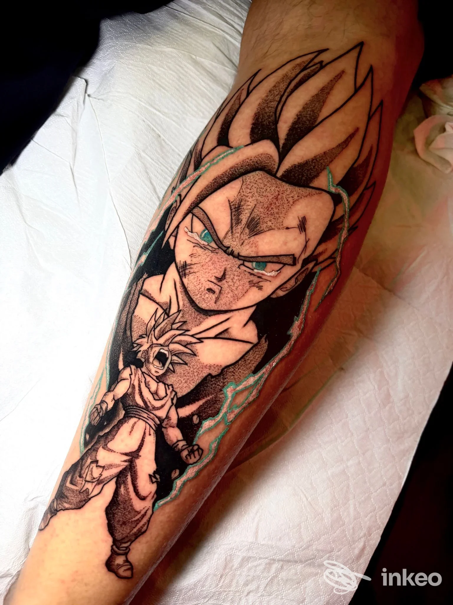 Tattoo realistico sull'avambraccio raffigurante un personaggio anime, linee nette con riempimenti scuri e lucidi, senza elementi di overlay.