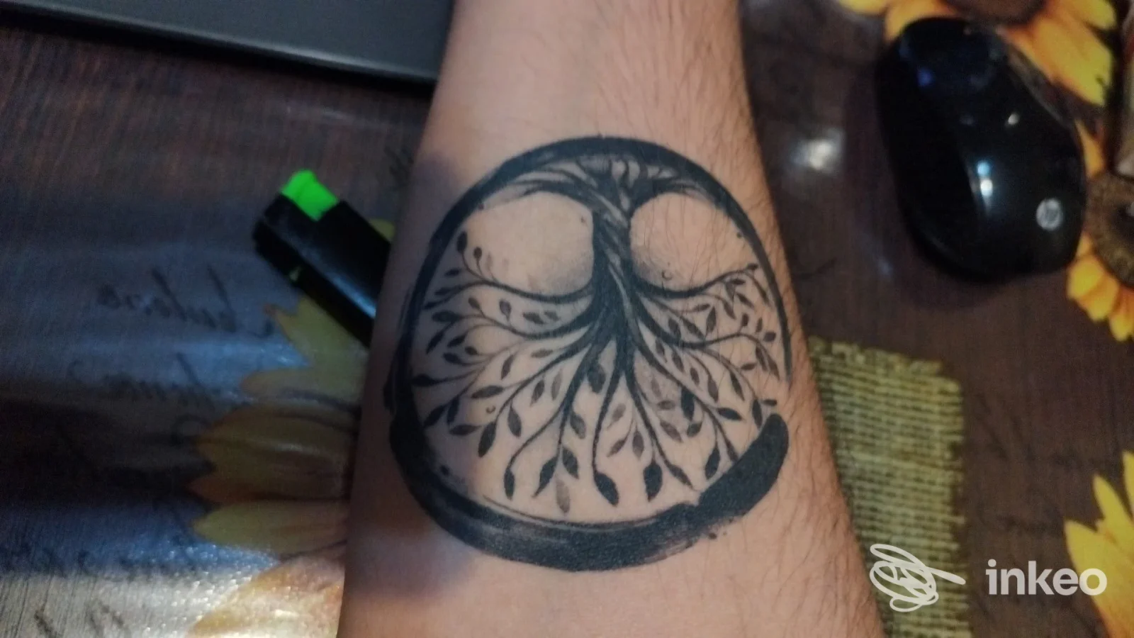 Tatuaggio circolare raffigurante un albero con radici stilizzate stampato sulla pelle dell'avambraccio; realizzato da Dark Lane Tattoo a Dalmine.