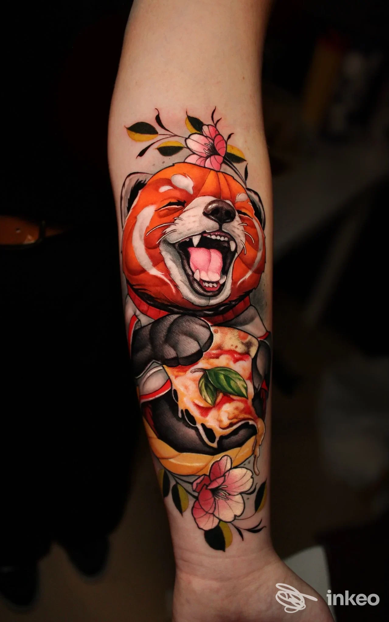 Tatuaggio colorato su avambraccio raffigurante una tigre con bouquet di fiori, realizzato su pelle reale presso Dark Lane Tattoo, Dalmine.