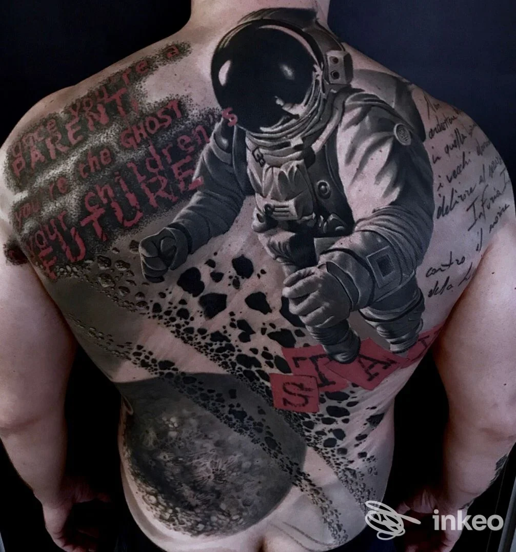 Tattoo realistico di un astronauta su schiena, realizzato sulla pelle, visibile come elemento principale dell’immagine.