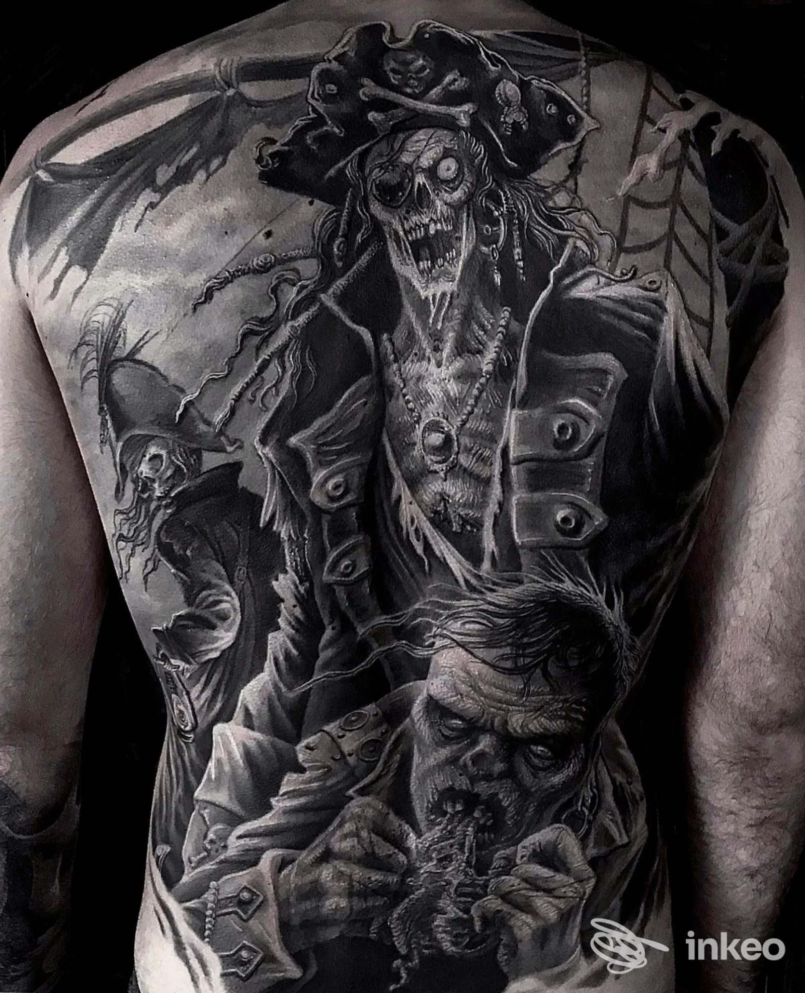 Tattoo sul dorso raffigurante pirata scheletrico su pelle reale, realizzato dallo studio Clod the Ripper (senza testo o watermark visibile).