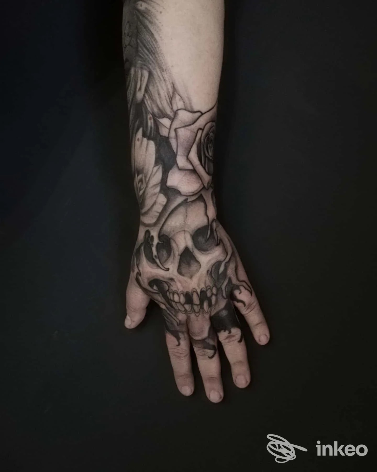 Tatuaggio realistico su avambraccio raffigurante teschio e rose, eseguito da Zambo tattoo.