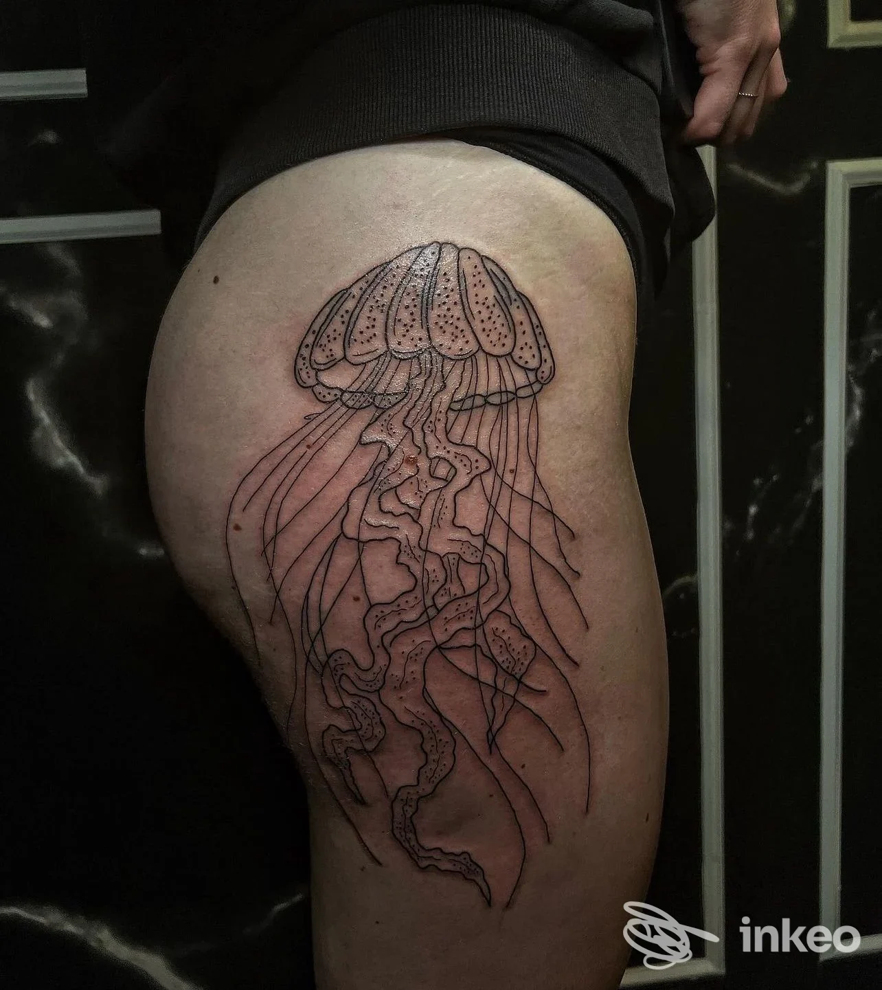 Tattoo realistico di medusa su coscia sinistra, ritratto in primo piano su sfondo scuro, senza testo o elementi social. Studio Inklab21, città non specificata.