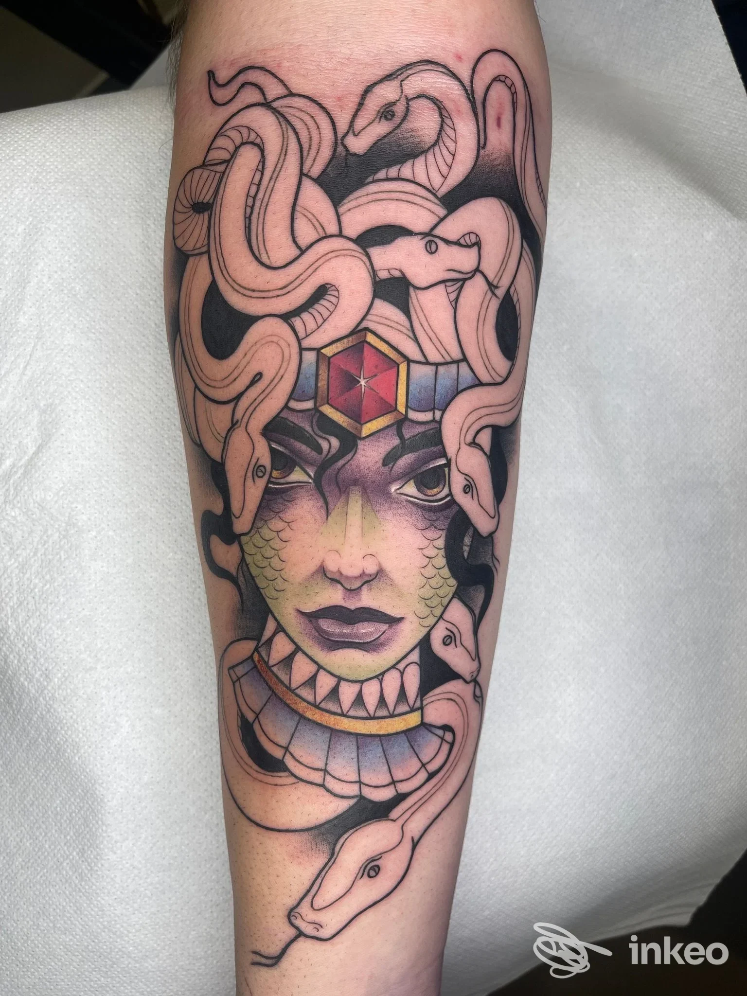 Tattoo su pelle raffigurante Medusa con serpenti tra i capelli, dettagli colorati e ornamenti sul viso, eseguito da Black Ink. Tattoo, Gallarate.