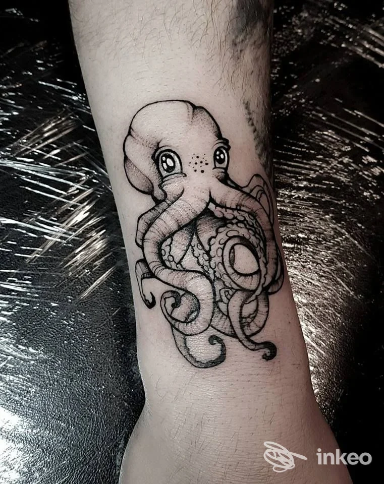 Tattoo realizzato sull’avambraccio sinistro: disegno in bianco e nero di un polpo con tentacoli intrecciati, senza testo o watermark visibile.