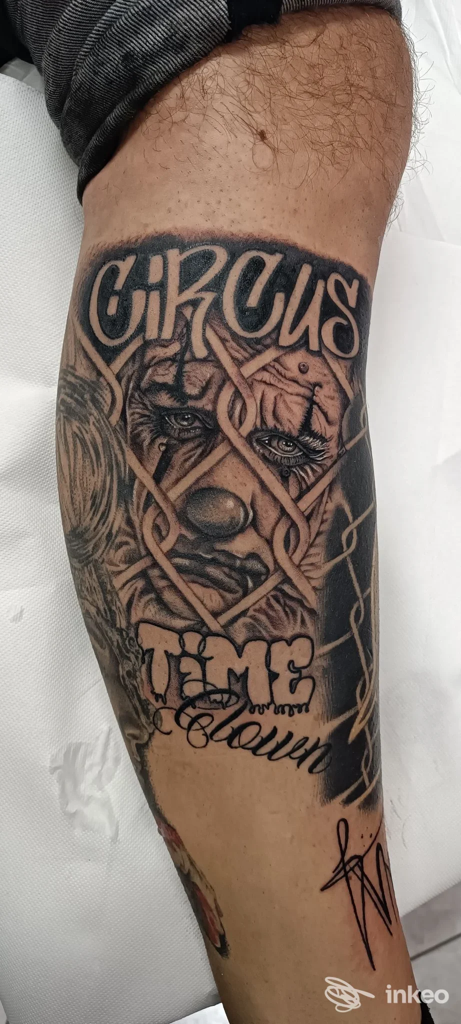 Tattoo visibile sull'avambraccio: testo e disegno realistico in bianco e nero, non si vede volto intero; stile dettagliato su pelle reale, senza elementi di interfaccia sociale.