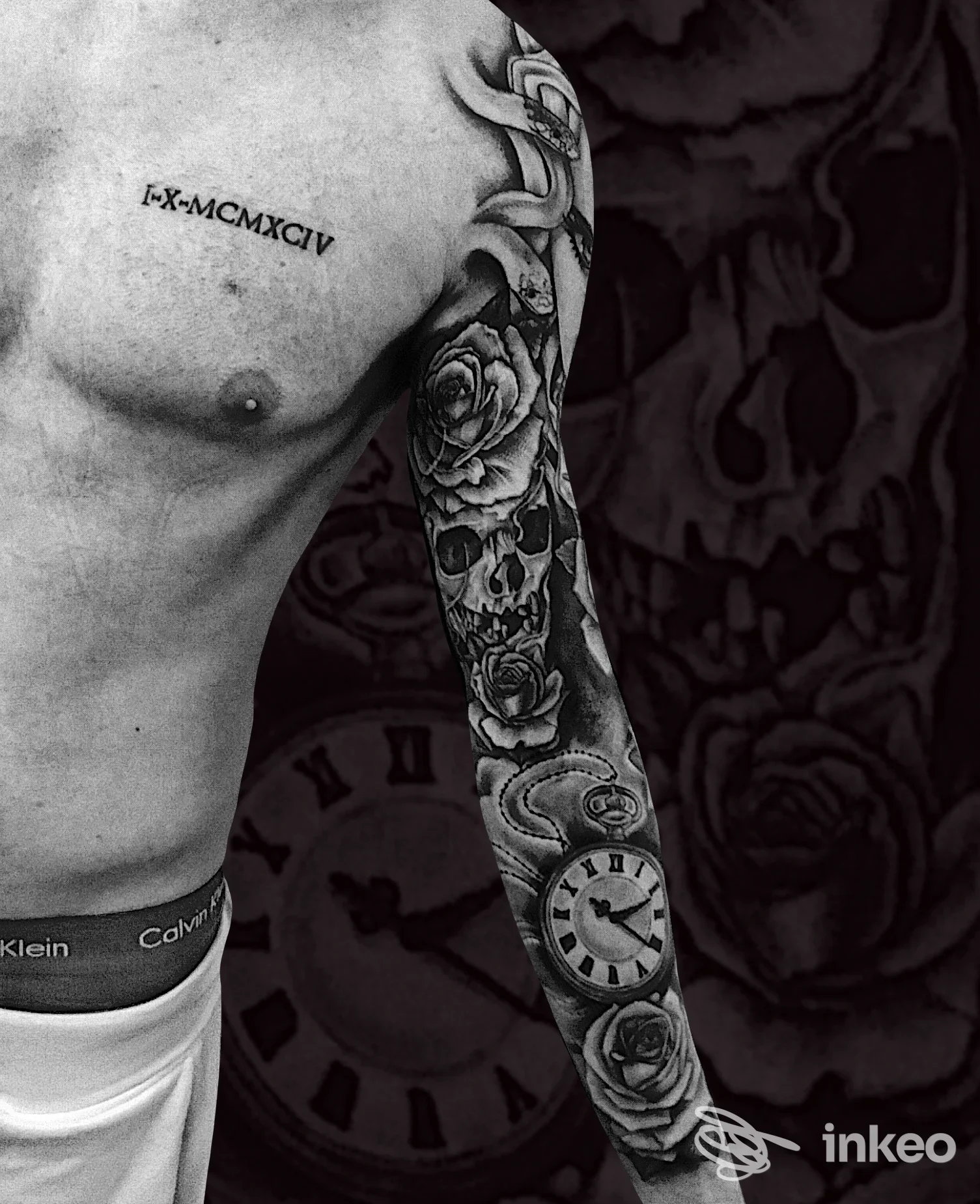 Torace e braccio di uomo coperti da tatuaggi in bianco e nero: numeri romani sul petto e braccia decorate con rose e orologi, sfondo scuro.