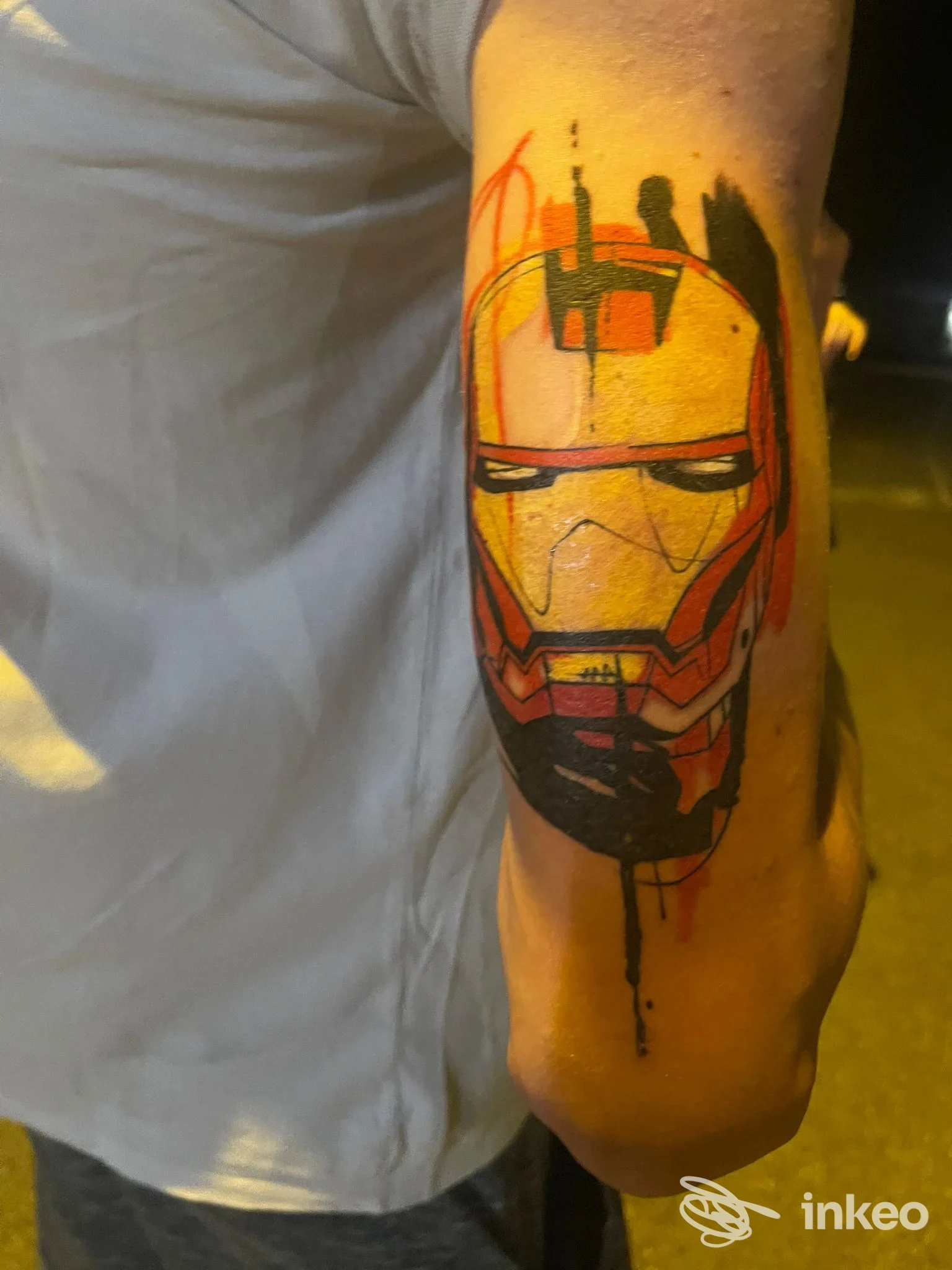 Tattoo visibile sull'avambraccio raffigurante un casco di Iron Man, colori vividi su pelle reale, senza presenza di volto umano. Studio Tattoo 88, Sondrio.