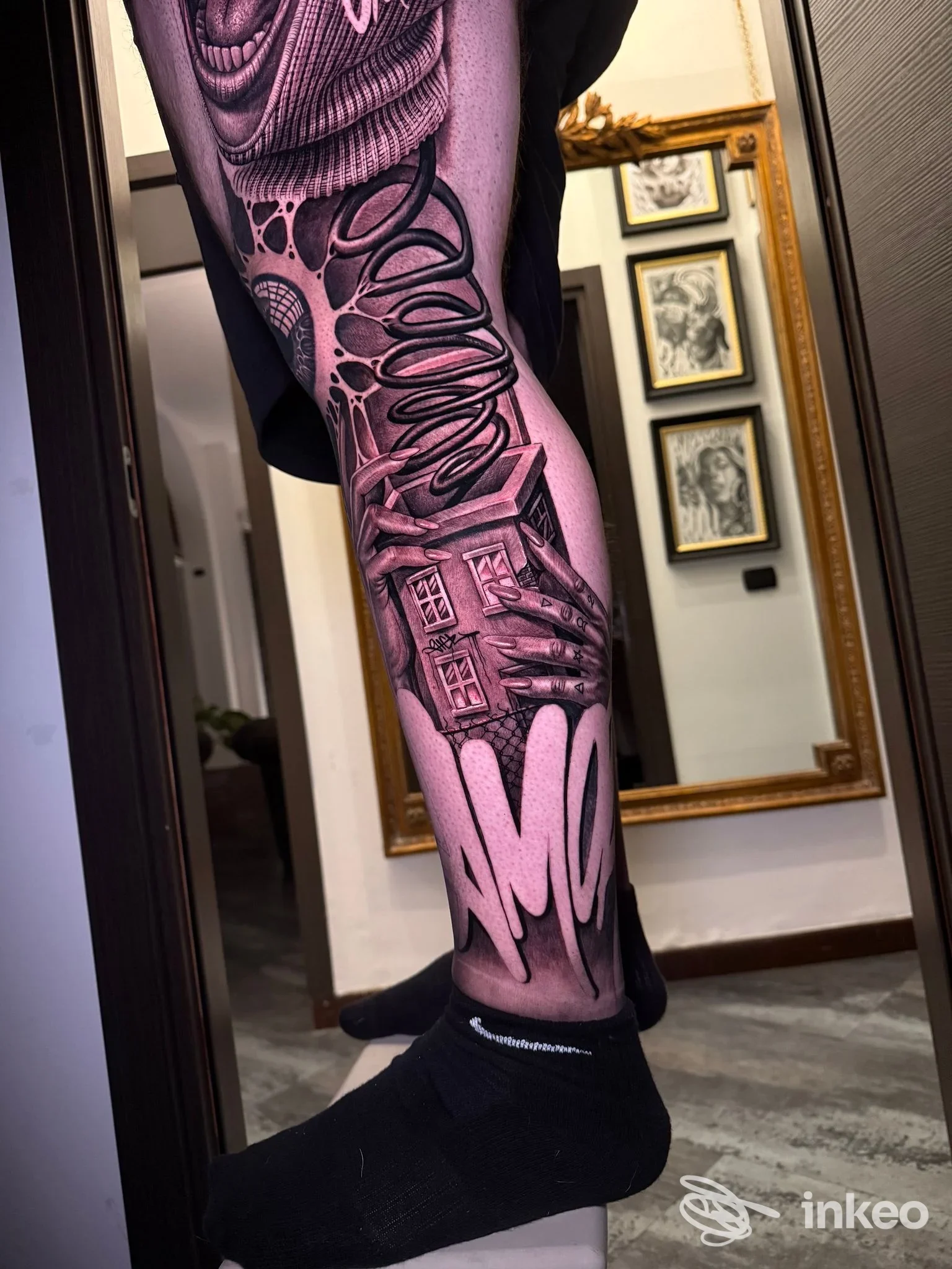Tatuaggio realistico su gamba, pezzo in stile meccanico con ingranaggi e finestre, tonalità nero viola, visibile su pelle.