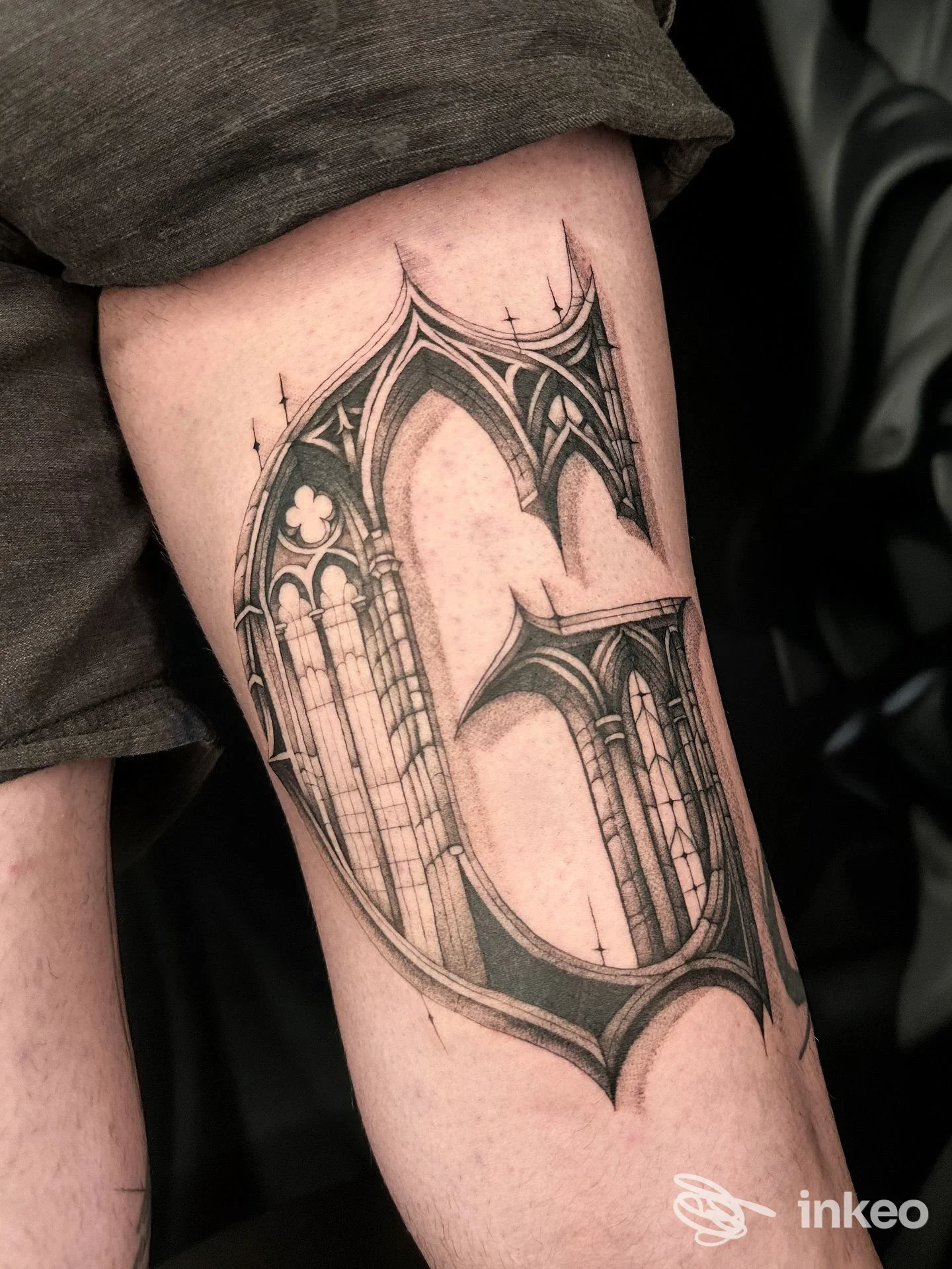 Tattoo Gothic su pelle della gamba, disegno architettonico con archi e vetrate, nessun volto visibile nel fotogramma.