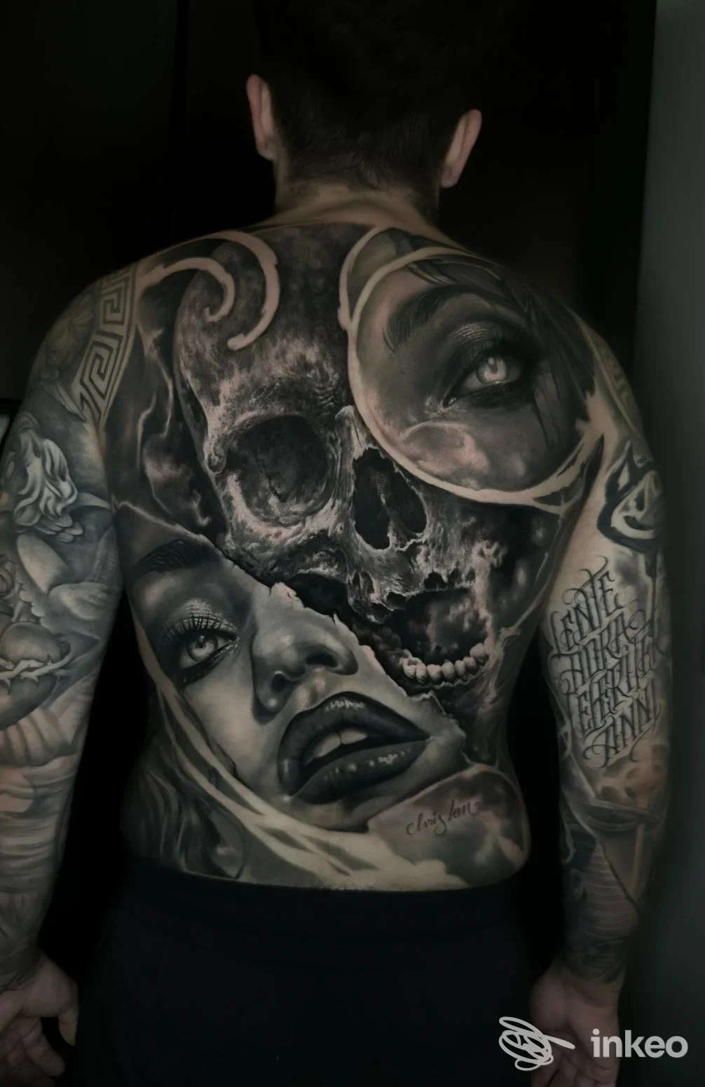 Tattoo ampio sulla schiena di uomo, ritratto femminile e teschio in stile realismo, tono nero e grigio, dettagli ad alto contrasto; studio Golden Blood, San Donato Milanese.