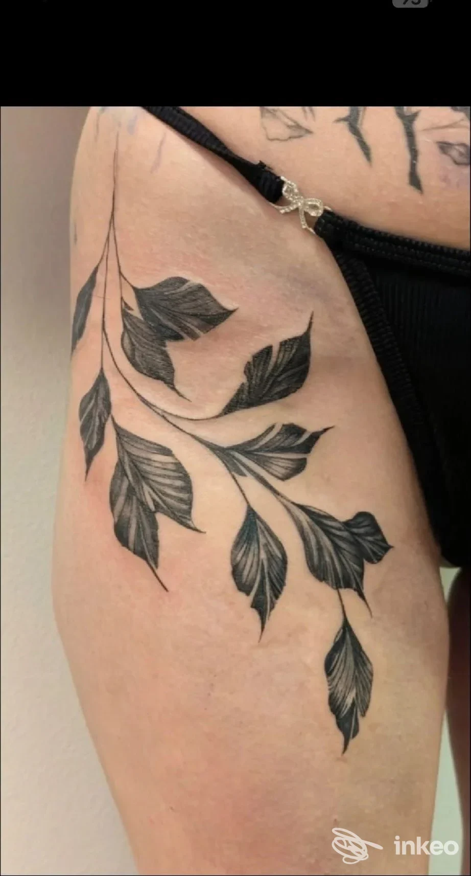 Tatuaggio botanico a ramo di foglie sul braccio realizzato dallo studio Sonnante Angelo, Casaletto Vaprio, eseguito direttamente sulla pelle.