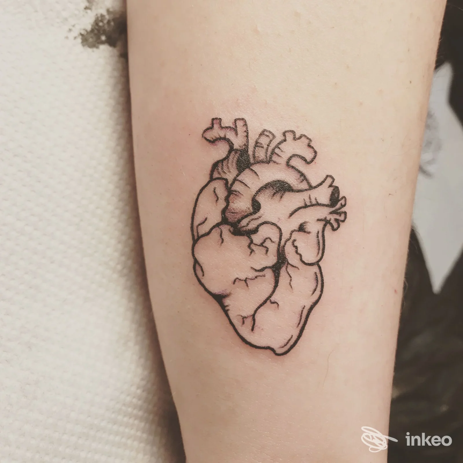 Tattoo sul braccio raffigurante un cuore, contorni neri ben definiti. eseguito da Lolli's Studio Tattoo.