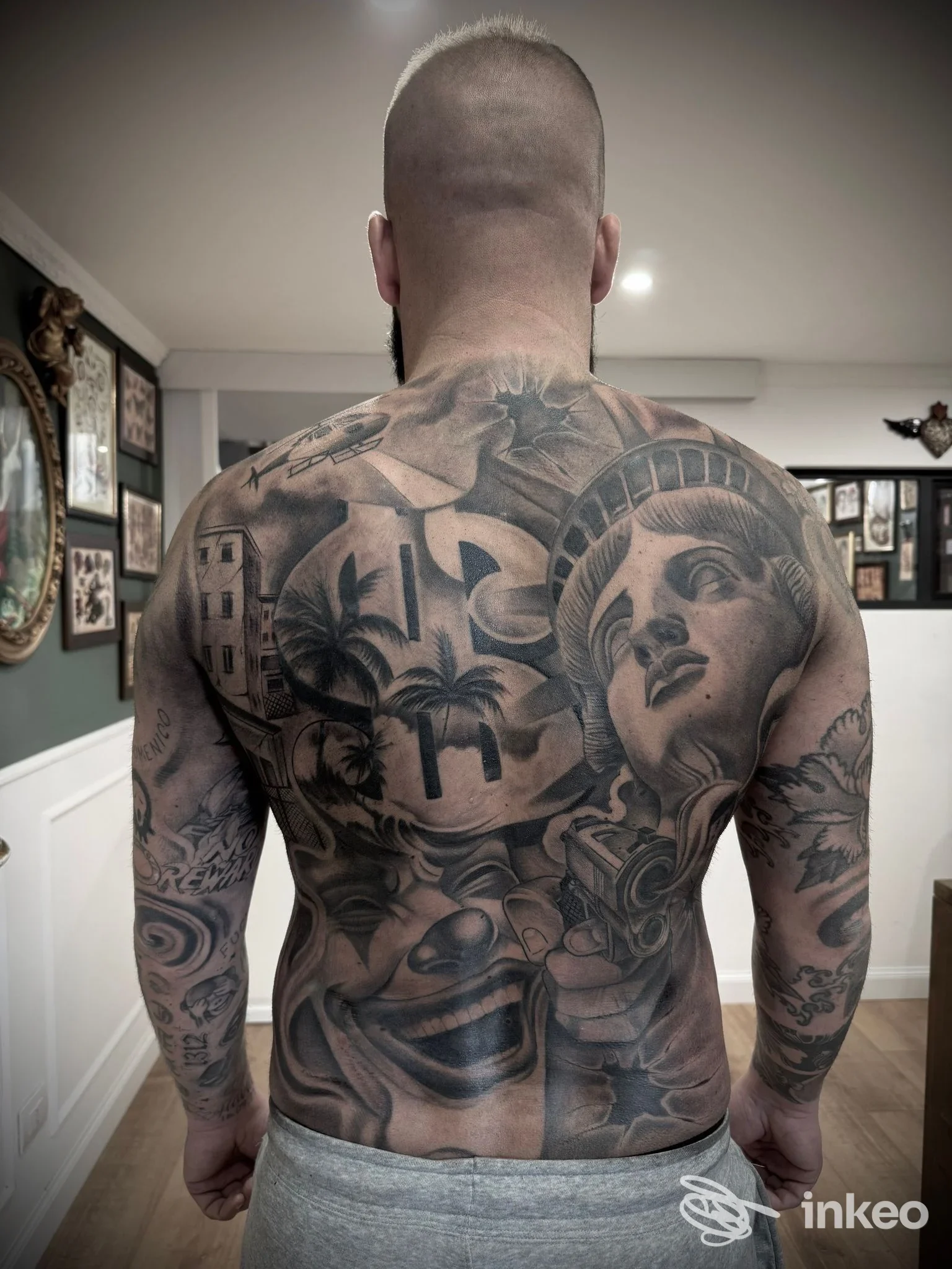 Tattoo grande sulla schiena di una persona, realizzato in stile tradizionale, in tonalità nero/grigio, nello studio Vecchia Scuola Tattoo.