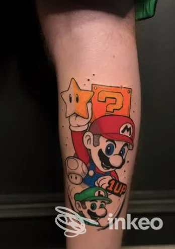 Tattoo a colori su avambraccio raffigurante Super Mario e Luigi, con stella e numero 1up, stile cartone animato. Studio F4to, Orzinuovi.