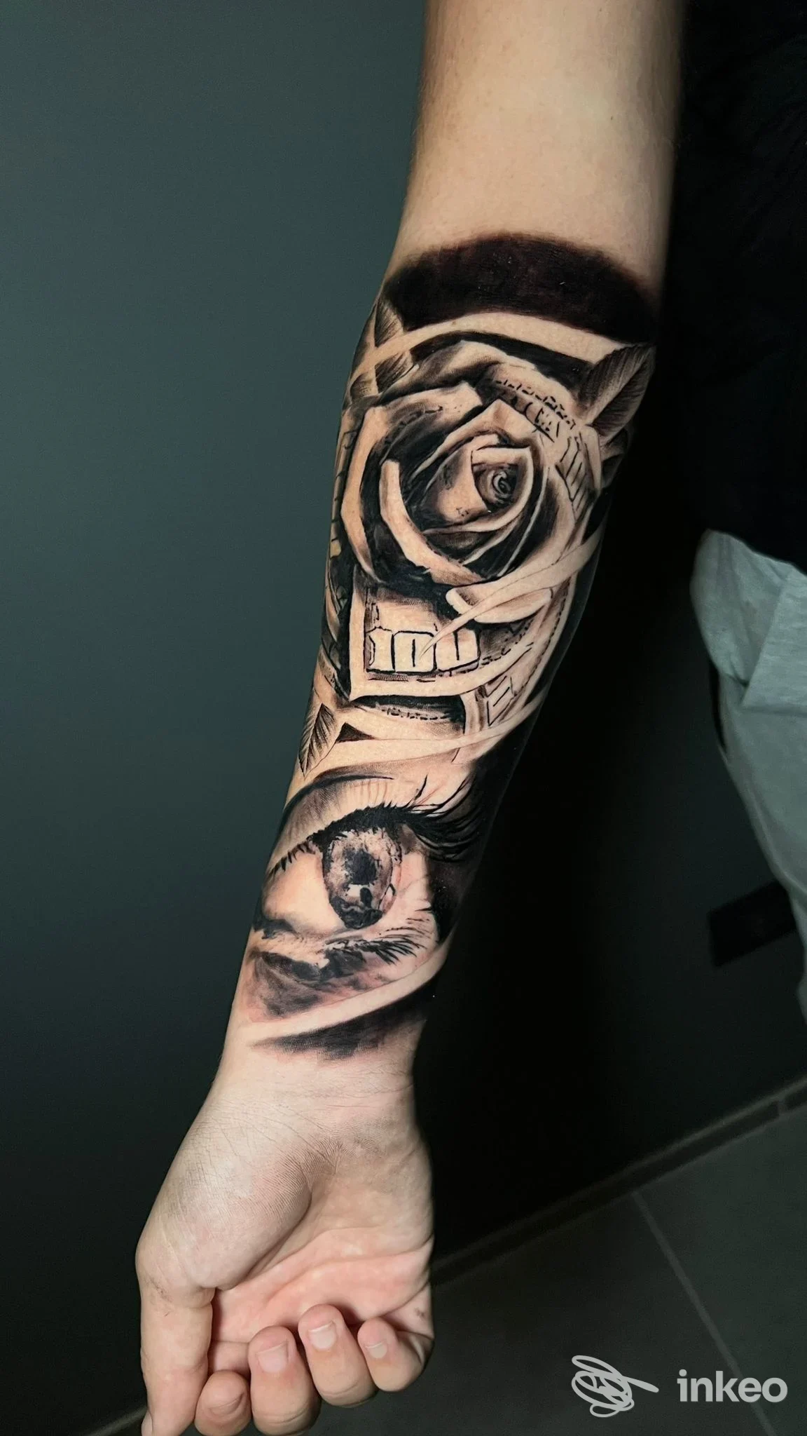 Tattoo sull'avambraccio raffigurante una rosa in stile realistico, realizzato dal studio Manuel Ghezzi a Nibionno.