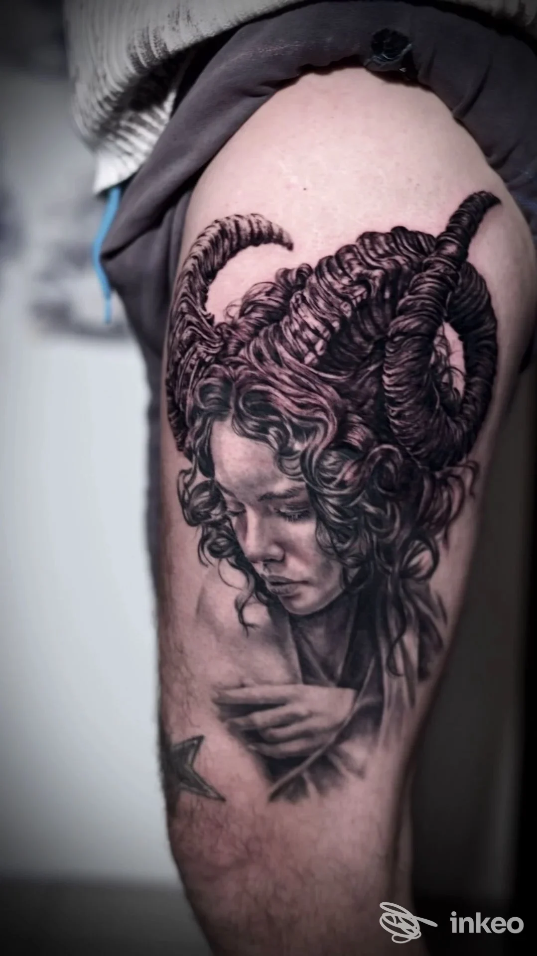 Tattoo in bianco e nero sulla pelle della gamba: ritratto di una figura femminile con corna ramificate, realizzato dallo studio Black Sheep Tattoo.
