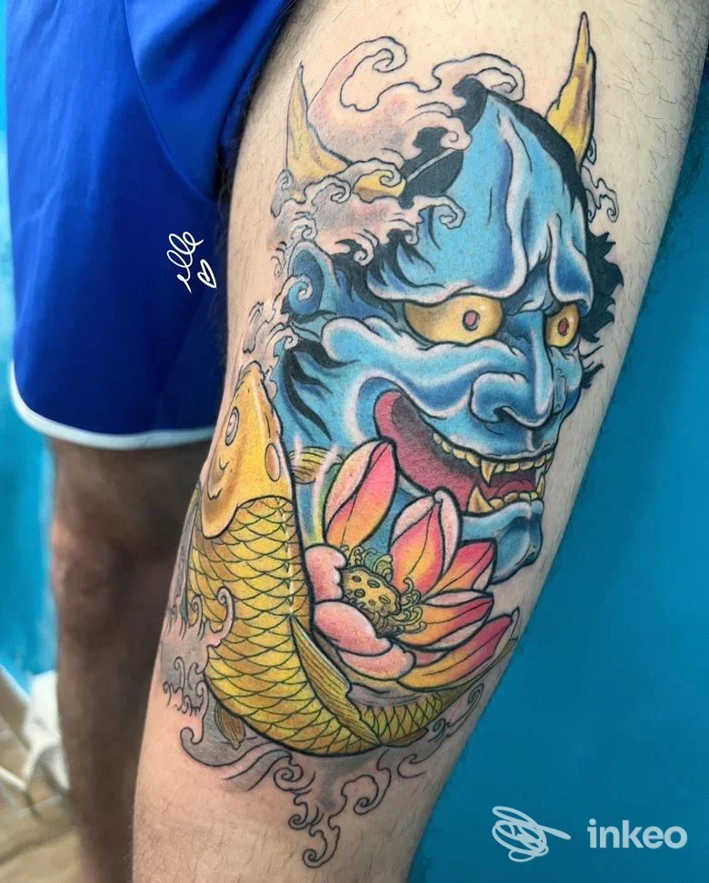 Tattoo sul polpaccio raffigurante una creatura demoniaca blu con fiore rosa, contorni marcati e colori vivaci.