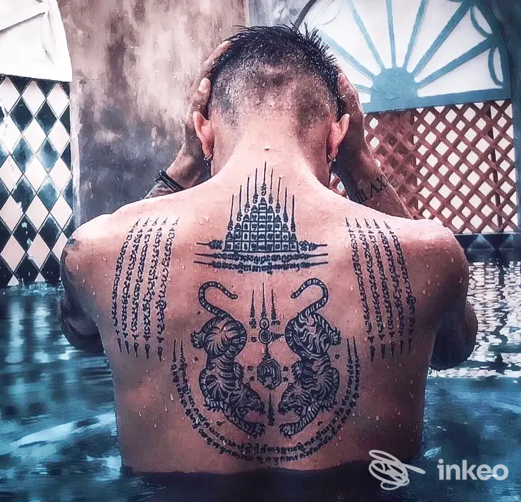 Grande tatuaggio sak yant sulla schiena di un uomo, lavoro mostrato dall'artista Studio Test INKEO 2.