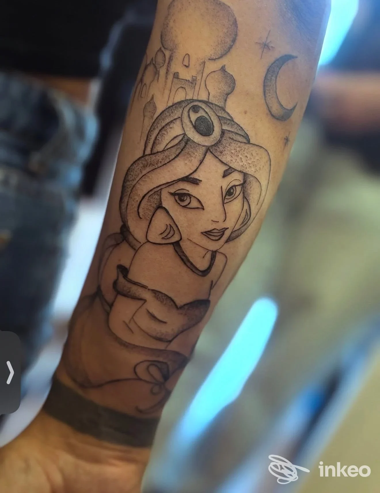 tatuaggio sul braccio raffigurante una principessa cartone animato con luna e stelle, realizzato da Pin Up Ink a Giulianova