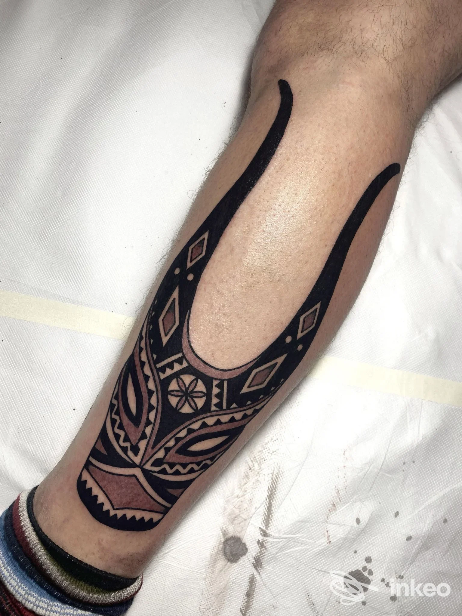 Tatuaggio geometrico in stile tribale sull'avambraccio, colori neri su pelle chiara, realizzato da Heart Made a Vasto.