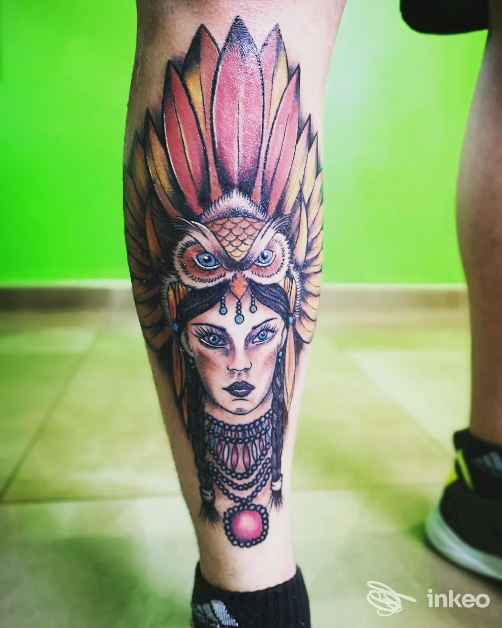 Tatuaggio completo sulla gamba di una figura femminile con ornamenti e un profilo anatomico, realizzato da Max Avalon Tattoo a Paglieta.