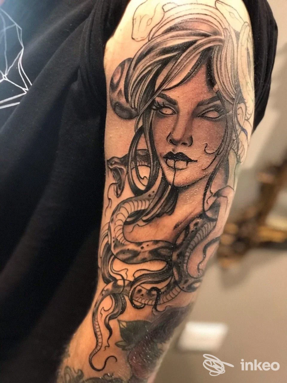 Tattoo a tema ritratto femminile su braccio, con omaggi tentacolari, realizzato sulla pelle. Colori in nero e grigio, stile realistico. Studio Allink, L'Aquila.