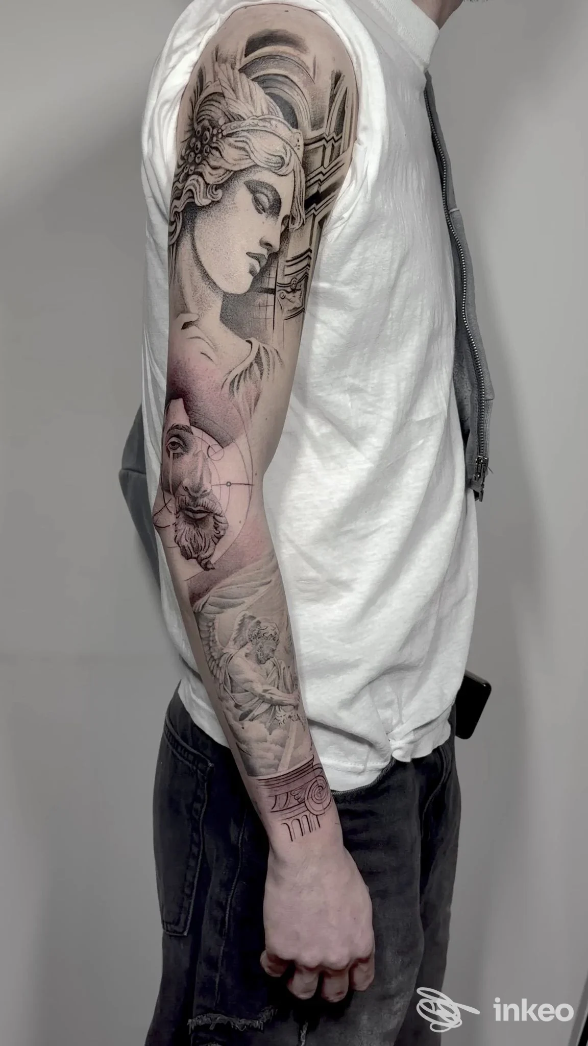 Braccio sinistro di un uomo con un grande tattoo a maniche lunghe, raffigurante una figura femminile ornamentale, con dettagli e sfumature. visibile sul braccio sinistro, studio Fenix Tattoo Ink, Roseto degli Abruzzi, Italia.