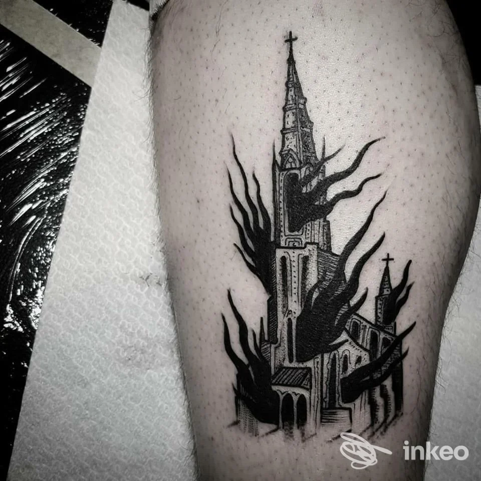 Tattoo nero su pelle raffigurante una torre gotica con fiamme stilizzate, realizzato sull’avambraccio. realizzato presso Jolly Roger Tattoo Studio a Montesilvano.