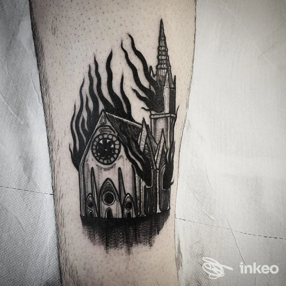 Tattoo su pelle di braccio raffigurante una chiesa gotica con fiamme stilizzate alle spalle, eseguito presso Jolly Roger Tattoo Studio a Montesilvano.