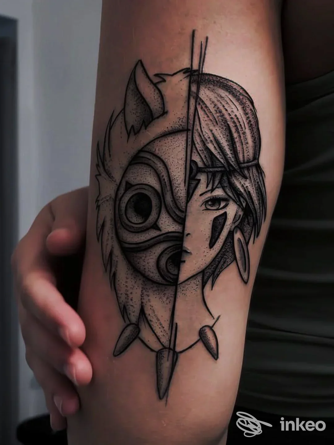 Tattoo su avambraccio raffigurante metà mostro e metà persona divise da una linea, esecuzione in stile linework con ombreggiature, senza overlay o elementi sociali.