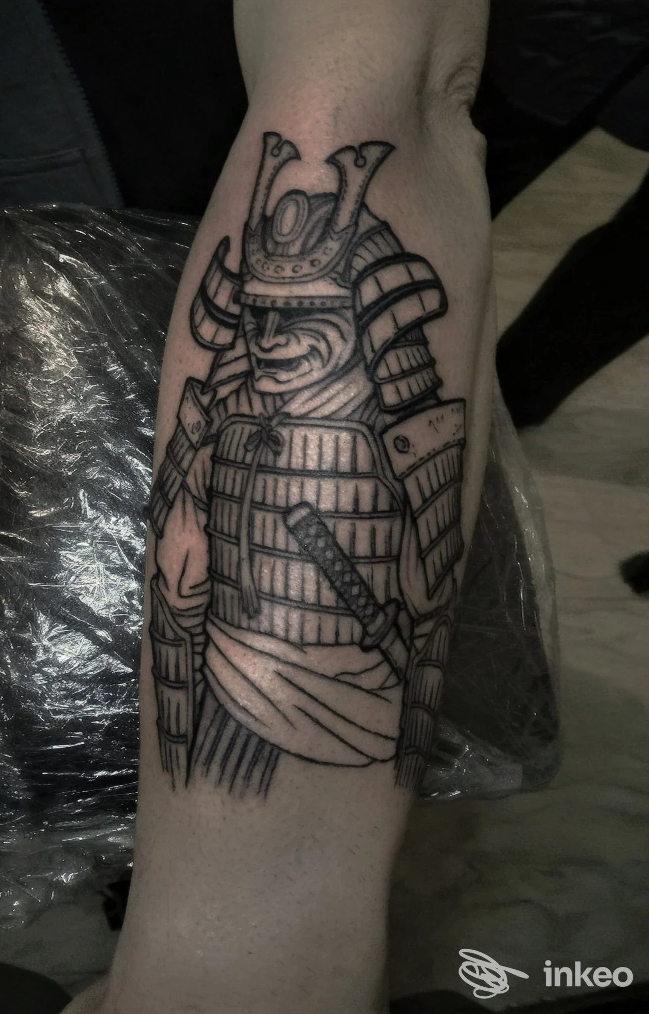 Tattoo raffigurante un samurai in armatura, realizzato sulla pelle dell’avambraccio: lavoro corporeo visibile presso Noctis Tattoo Studio, Sant’Egidio alla Vibrata.