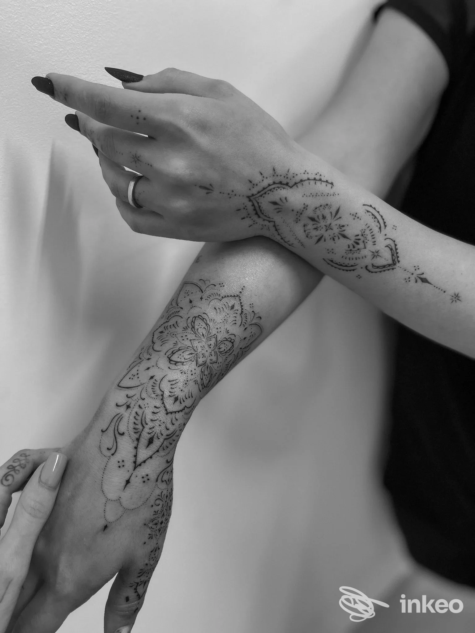 Due avambracci con tatuaggi floreali dettagliati, realizzati nello studio Lady Sofia Tattoo, Manoppello Scalo.