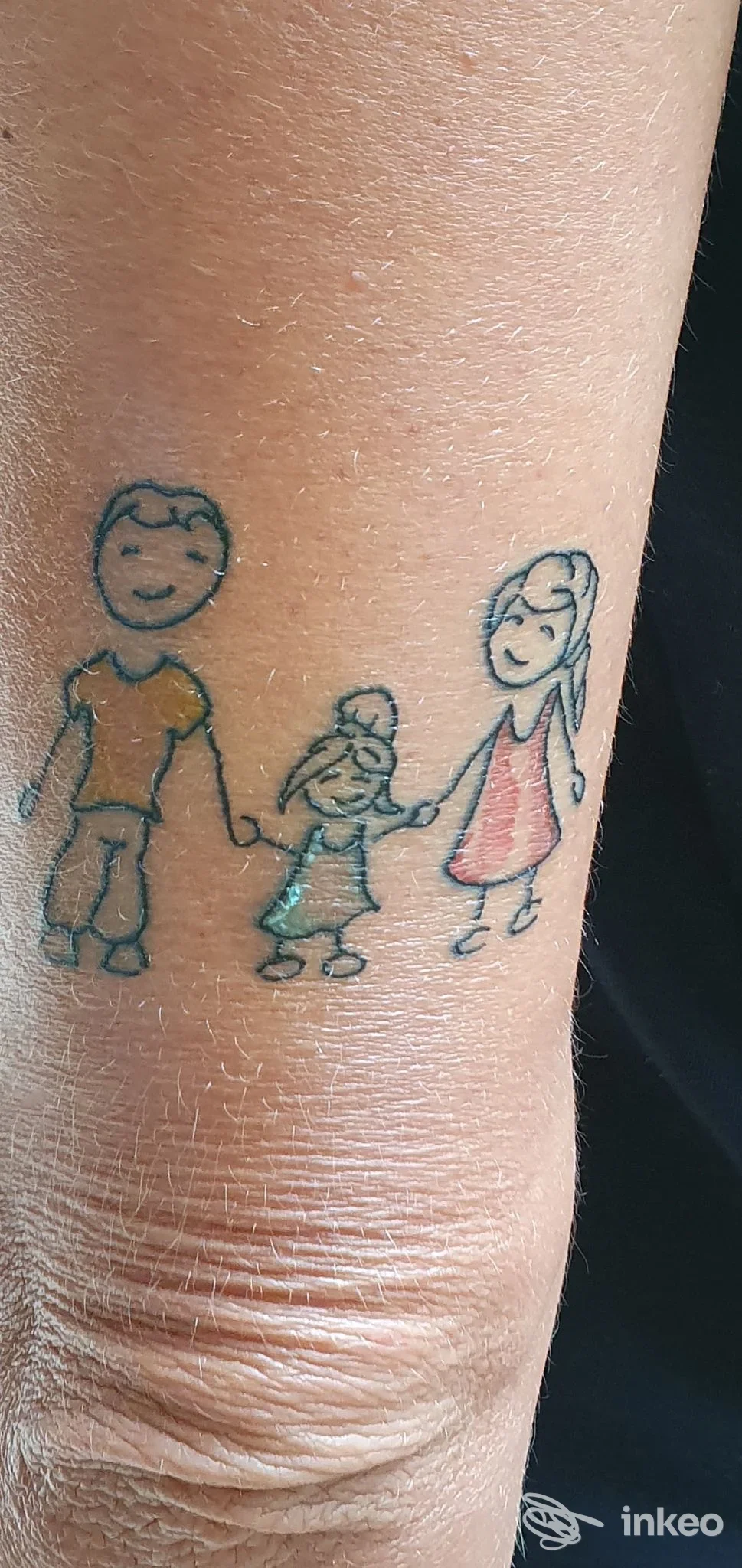 Tattoo su polso realizzato da Crazy Ink 667 a Marina di Vasto: raffigurazione stilizzata di una famiglia che tiene per mano tre persone.